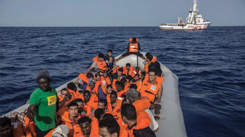 Naufragio en lancha neumática frente a las costas de Libia./EFE Naufragio en lancha neumática frente a las costas de Libia./EFE
