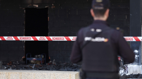 Un agente de policía observa la zona quemada en un local comercial de Alcorcón tras una explosión, a 7 de octubre de 2022, en Alcorcón, Madrid. Un agente de policía observa la zona quemada en un local comercial de Alcorcón tras una explosión, a 7 de octubre de 2022, en Alcorcón, Madrid.