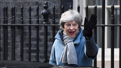 La primera ministra británica, Theresa May, saluda mientras abandona Downing Street. - EFE La primera ministra británica, Theresa May, saluda mientras abandona Downing Street. - EFE