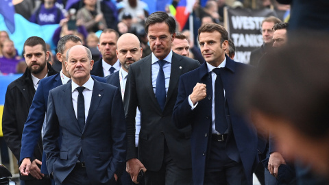 De izquierda a derecha, el canciller alemán Olaf Scholz, el primer ministro holandés Mark Rutte y el presidente francés Emmanuel Macron llegan a la cumbre informal de la Unión Europea en Praga, República Checa, a 7 de octubre de 2022. De izquierda a derecha, el canciller alemán Olaf Scholz, el primer ministro holandés Mark Rutte y el presidente francés Emmanuel Macron llegan a la cumbre informal de la Unión Europea en Praga, República Checa, a 7 de octubre de 2022.
