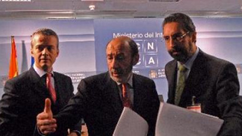 El ex ministro de Interior, Alfredo Pérez Rubalcaba, y su ex secretario de Estado, Antonio Camacho. El ex ministro de Interior, Alfredo Pérez Rubalcaba, y su ex secretario de Estado, Antonio Camacho.