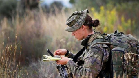 Una militar del Ejercito de Tierra, en unos ejercicios de operaciones especiales. EFE Una militar del Ejercito de Tierra, en unos ejercicios de operaciones especiales. EFE