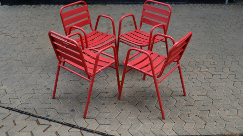 Una terraza a medio montar en Sevilla.- REUTERS/Jon Nazca Una terraza a medio montar en Sevilla.- REUTERS/Jon Nazca