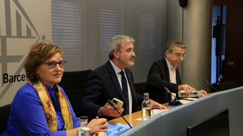 La regidora d'Hisenda de Barcelona, Montserrat Ballarín; el primer tinent d'alcaldia d'Economia, Jaume Collboni, i el regidor de Pressupostos, Jordi Martí, en una roda de premsa al consistori. La regidora d'Hisenda de Barcelona, Montserrat Ballarín; el primer tinent d'alcaldia d'Economia, Jaume Collboni, i el regidor de Pressupostos, Jordi Martí, en una roda de premsa al consistori.