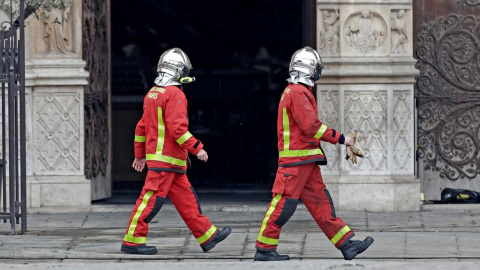 Todos los bomberos de París fueron considerados héroes tras apagar el incendio de Notre Dame. / REUTERS Todos los bomberos de París fueron considerados héroes tras apagar el incendio de Notre Dame. / REUTERS