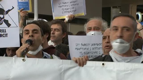 Protestas contra el Ejército en el salón de la educación de Barcelona Protestas contra el Ejército en el salón de la educación de Barcelona