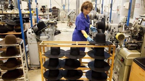 Una mujer trabajando en una fábrica.- EFE Una mujer trabajando en una fábrica.- EFE