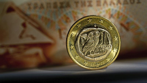 Imagen de una moneda de un euro griego junto con un billete de 100 dracmas. EFE Imagen de una moneda de un euro griego junto con un billete de 100 dracmas. EFE