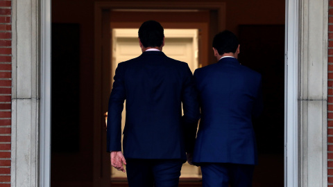 El presidente del Gobierno en funciones, Pedro Sánchez, y el líder de Ciudadanos, Albert Rivera, entrar en el Palacio de la Moncloa, tras recibirle para continuar su ronda de contactos con los principales líderes políticos de cara a la investidura tr El presidente del Gobierno en funciones, Pedro Sánchez, y el líder de Ciudadanos, Albert Rivera, entrar en el Palacio de la Moncloa, tras recibirle para continuar su ronda de contactos con los principales líderes políticos de cara a la investidura tr