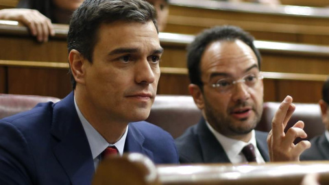 El líder del PSOE, Pedro Sánchez (i), junto al portavoz parlamentario socialista, Antonio Hernando (d), durante la sesión de control al Ejecutivo hoy en el pleno del Congreso. EFE El líder del PSOE, Pedro Sánchez (i), junto al portavoz parlamentario socialista, Antonio Hernando (d), durante la sesión de control al Ejecutivo hoy en el pleno del Congreso. EFE