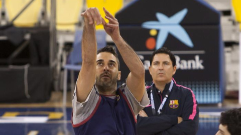 Navarro, ante la mirada de Pascual durante el entrenamiento del Barcelona. EFE/Angel Medina G.
