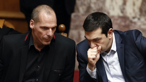 El primer ministro griego, Alexis Tsipras, conversa con el ministro de Finanzas, Yanis Varoufakis, durante una sesión del Parlamento heleno de este miércoles. REUTERS/Alkis Konstantinidis El primer ministro griego, Alexis Tsipras, conversa con el ministro de Finanzas, Yanis Varoufakis, durante una sesión del Parlamento heleno de este miércoles. REUTERS/Alkis Konstantinidis