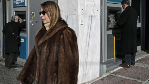 Dos clientes operan en los cajeros automáticos del Banco Nacional de Grecia. REUTERS/Alkis Konstantinidis Dos clientes operan en los cajeros automáticos del Banco Nacional de Grecia. REUTERS/Alkis Konstantinidis
