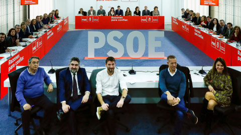 Vista de los miembros de la Ejecutiva Federal del PSOE, en una reunión el pasado diciembre. EFE/Emilio Naranjo Vista de los miembros de la Ejecutiva Federal del PSOE, en una reunión el pasado diciembre. EFE/Emilio Naranjo