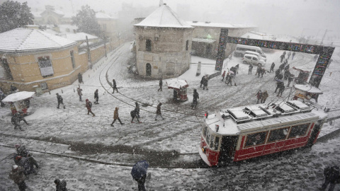 Los habitantes de Estambul pasean por la calle Istiklal, vía principal del centro de la ciudad./REUTERS-Murad Sezer