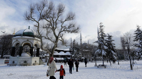 Turistas en la nevada Plaza de la Mezquita (Sultanahmet ) en la ciudad vieja de Estambul./ REUTERS-Murad Sezer