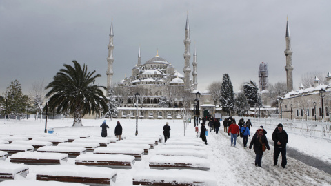 Turistas en la Plaza de la Mezquita (Sultanahmet) en la ciudad vieja de Estambul./REUTERS-Osman Orsal