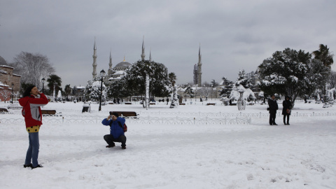 Unos turistas toman una foto en la Plaza Sultanahmet  junto a la Mezquita Azul. REUTERS-Osman Orsal