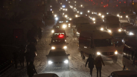 El intenso temporal de nieve provoca un gran atasco en la principal carretera de Estambul./ REUTERS-Murad Sezer