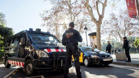 Agentes de los Mossos d'Esquadra patrullan por el centro de Barcelona, ciudad en la que se detuvo a un militar francés con cargadores de pistola en la Sagrada Familia. /EFE Agentes de los Mossos d'Esquadra patrullan por el centro de Barcelona, ciudad en la que se detuvo a un militar francés con cargadores de pistola en la Sagrada Familia. /EFE