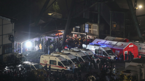 Rescatistas y familiares de los mineros esperan después de que ocurriera una explosión en una mina de carbón en Bartin, Turquía. Rescatistas y familiares de los mineros esperan después de que ocurriera una explosión en una mina de carbón en Bartin, Turquía.