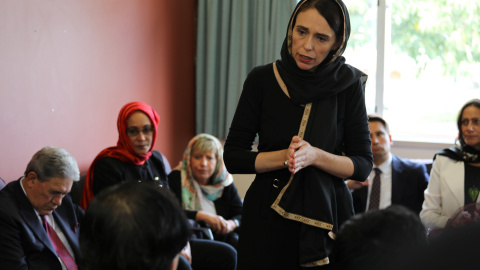La primera ministra de Nueva Zelanda, Jacinda Ardern, se dirige a miembros de la comunidad musulmana en Christchurch. /REUTERS La primera ministra de Nueva Zelanda, Jacinda Ardern, se dirige a miembros de la comunidad musulmana en Christchurch. /REUTERS