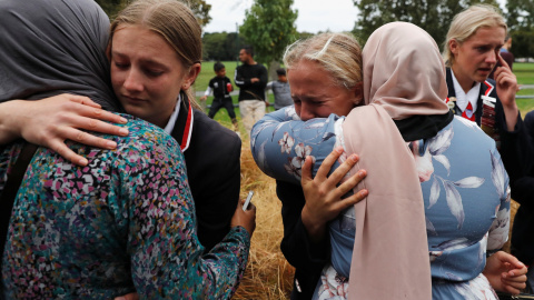Varias estudiantes de un colegio cristiano se abrazan a mujeres musulmanas tras el atentado en Christchurch (Nueva Zelanda). /REUTERS Varias estudiantes de un colegio cristiano se abrazan a mujeres musulmanas tras el atentado en Christchurch (Nueva Zelanda). /REUTERS