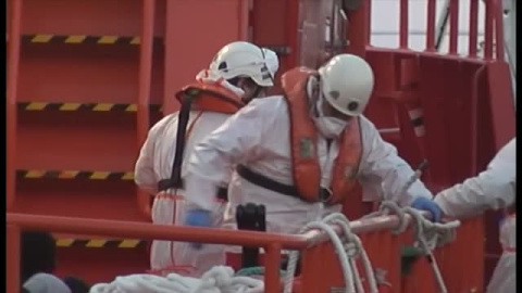 Rescatadas 33 personas de una patera en el mar de Alborán Rescatadas 33 personas de una patera en el mar de Alborán
