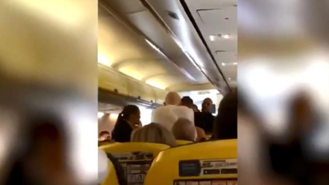 Captura de pantalla del vídeo grabado por un pasajero. Captura de pantalla del vídeo grabado por un pasajero.