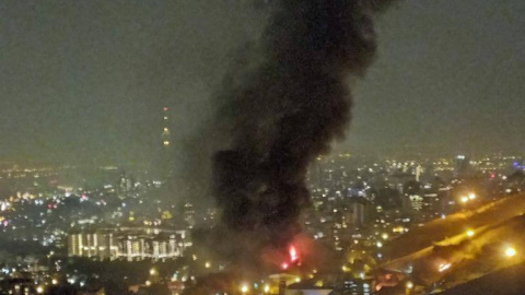 Una imagen difundida en Twitter muestra una columna de humo saliendo supuestamente de la prisión de Evin, en Teherán, la capital iraní. Una imagen difundida en Twitter muestra una columna de humo saliendo supuestamente de la prisión de Evin, en Teherán, la capital iraní.