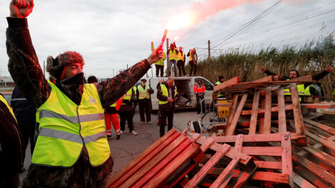 -Manifestatntes vestidos con chalecos amarillos bloquean el acceso a la refinería de Frontignan, al sur de Francia./EFE -Manifestatntes vestidos con chalecos amarillos bloquean el acceso a la refinería de Frontignan, al sur de Francia./EFE