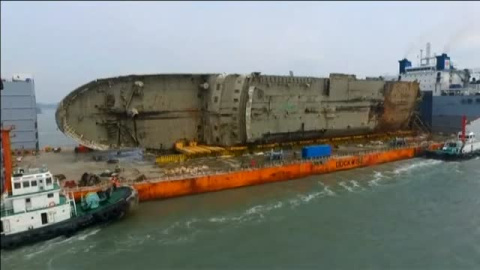 Remolcan el ferry Sewol, hundido en 2014 Remolcan el ferry Sewol, hundido en 2014
