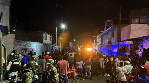 Miembros de la Guardia Nacional y del Ejército Mexicano acordonan hoy la zona donde fueron asesinadas once personas en la ciudad de Irapuato, estado de Guanajuato (México). Miembros de la Guardia Nacional y del Ejército Mexicano acordonan hoy la zona donde fueron asesinadas once personas en la ciudad de Irapuato, estado de Guanajuato (México).