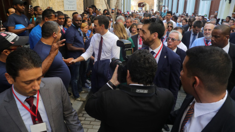 El presidente del Gobierno de España, Pedro Sánchez, saluda a ciudadanos cubanos en La Habana (Cuba) en un paseo por la ciudad durante su visita oficial de dos días a la Isla. EFE/Juanjo Martín El presidente del Gobierno de España, Pedro Sánchez, saluda a ciudadanos cubanos en La Habana (Cuba) en un paseo por la ciudad durante su visita oficial de dos días a la Isla. EFE/Juanjo Martín