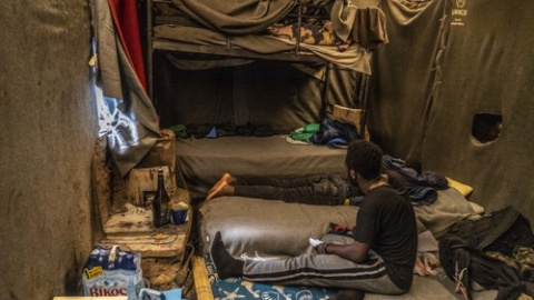 Las ONG denuncian las condiciones de hacinamiento de 12 refugiados en los 'centros de tránsito'. /MSF Las ONG denuncian las condiciones de hacinamiento de 12 refugiados en los 'centros de tránsito'. /MSF