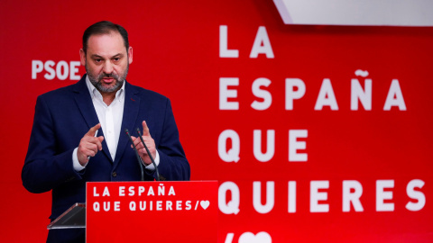 El secretario de Organización del PSOE y ministro de Fomento, José Luis Ábalos, durante la rueda de prensa sobre temas de actualidad política, en la sede madrileña del partido en la calle Ferraz. EFE/ Emilio Naranjo El secretario de Organización del PSOE y ministro de Fomento, José Luis Ábalos, durante la rueda de prensa sobre temas de actualidad política, en la sede madrileña del partido en la calle Ferraz. EFE/ Emilio Naranjo