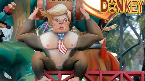 Representación del presidente de los EEUU, Donald Trump, en uno de los sus monumentos falleros. /EFE