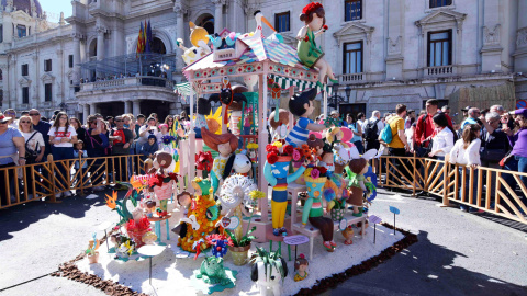 València también contempla estos días el arte efímero de sus monumentos infantiles "plantados" ( en la imagen, la del Ayuntamiento). /EFE