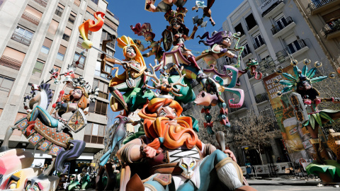 Todos los monumentos que inundan las plazas valencianas serán quemados en la madrugada del 19 al 20 de marzo. /EFE