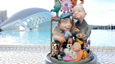 El grupo titulado "La càpsula del temps", realizado por el artista Bernardo Estela para la comisión de Císcar-Burriana, se ha convertido en el ninot indultat infantil de las fallas de València 2019. /EFE