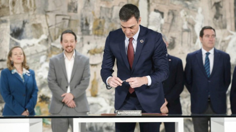El presidente del Gobierno durante la firma para subir el salario mínimo interprofesional junto al exvicepresidente Pablo Iglesias y Nadia Calviño. Imagen de archivo. EFE/Javier Lizón El presidente del Gobierno durante la firma para subir el salario mínimo interprofesional junto al exvicepresidente Pablo Iglesias y Nadia Calviño. Imagen de archivo. EFE/Javier Lizón