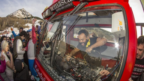 El dj Carlos Jean, en una actividad 'aprés-ski' en Cerler. E.P.