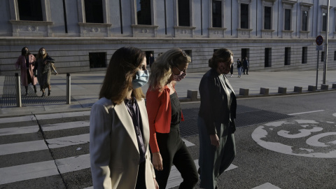 La ministra de Derechos Sociales y Agenda 2030, Ione Belarra; la vicepresidenta segunda y ministra de Trabajo y Economía Social, Yolanda Díaz; y la alcaldesa de Barcelona, Ada Colau, a su llegada a unas jornadas informativas sobre la futura ley de vivi La ministra de Derechos Sociales y Agenda 2030, Ione Belarra; la vicepresidenta segunda y ministra de Trabajo y Economía Social, Yolanda Díaz; y la alcaldesa de Barcelona, Ada Colau, a su llegada a unas jornadas informativas sobre la futura ley de vivi