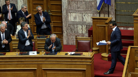 El primer ministro griego, Alexis Tsipras, recibe un aplauso de los ministros de su gobierno tras un discurso durante una sesión parlamentaria. | Reuters