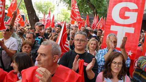 CCOO y UGT se concentran ante la CEOE para pedir una subida salarial. -Marta Fernández / Europa Press CCOO y UGT se concentran ante la CEOE para pedir una subida salarial. -Marta Fernández / Europa Press