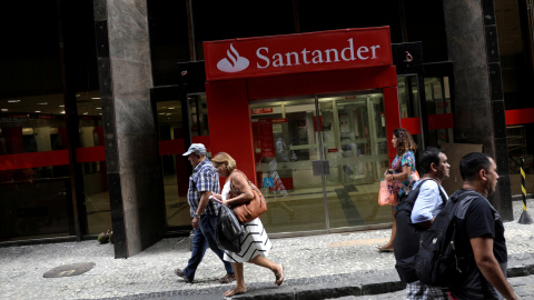 Varias personas pasan por delante de una sucursal de Banco Santander en el centro de Rio de Janeiro (Brasil). REUTERS/Ricardo Moraes Varias personas pasan por delante de una sucursal de Banco Santander en el centro de Rio de Janeiro (Brasil). REUTERS/Ricardo Moraes