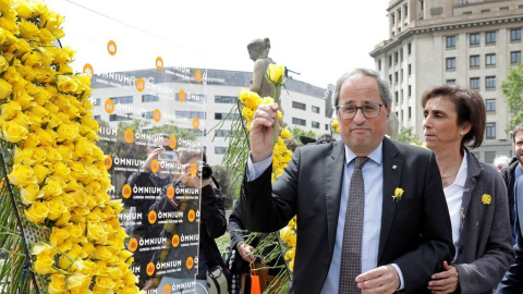 El president catalán, Quim Torra, en Sant Jordi con rosas amarillas. /EFE El president catalán, Quim Torra, en Sant Jordi con rosas amarillas. /EFE