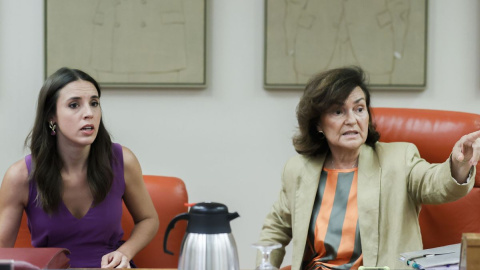 La exvicepresidenta y actual diputada del PSOE, Carmen Calvo, junto a la ministra de Igualdad, Irene Montero, en una sesión del Congreso. La exvicepresidenta y actual diputada del PSOE, Carmen Calvo, junto a la ministra de Igualdad, Irene Montero, en una sesión del Congreso.