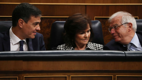 El presidente del Gobierno, Pedro Sanchez, con la vicepresidenta Carmen Calvo y el ministro de Asuntos Exteriores, Josep Borrell, en el Congreso de los Diputados. REUTERS/Susana Vera El presidente del Gobierno, Pedro Sanchez, con la vicepresidenta Carmen Calvo y el ministro de Asuntos Exteriores, Josep Borrell, en el Congreso de los Diputados. REUTERS/Susana Vera