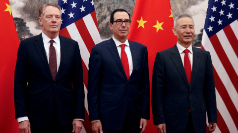 El viceprimer ministro chino Liu He, a la derecha, posa con el secretario del Tesoro de EEUU, Steven Mnuchin, centro, y el representante comercial de EEUU, Robert Lighthizer, a la izquierda, antes de proceder a su reunión en la Casa de Huéspedes de Diao El viceprimer ministro chino Liu He, a la derecha, posa con el secretario del Tesoro de EEUU, Steven Mnuchin, centro, y el representante comercial de EEUU, Robert Lighthizer, a la izquierda, antes de proceder a su reunión en la Casa de Huéspedes de Diao